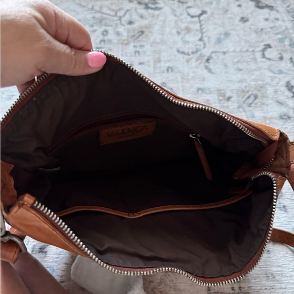 Elegant Tan Woven Leather Bag - Picture 3 of 3